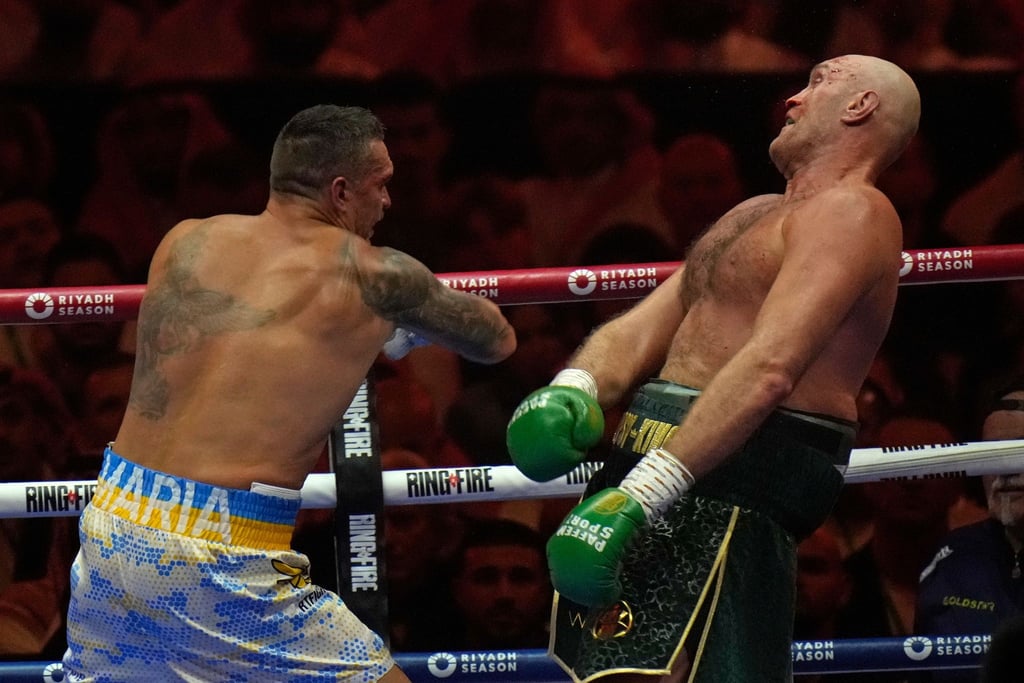Der Ukrainer Oleksandr Usyk (l) brachte den Briten Tyson Fury in der neunten Runde an den Rand eines Knockouts.