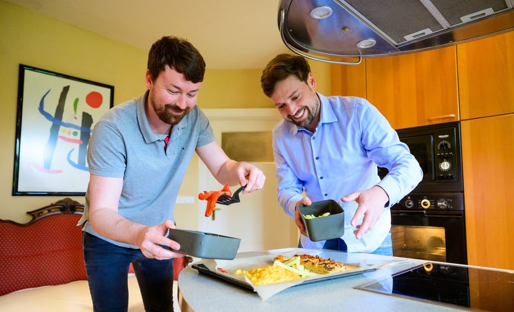 Pascal Raschke (l) von „Allerliebe“ und Christian Vogt, Ferienhofbetreiber, richten gemeinsam ein Essen an.