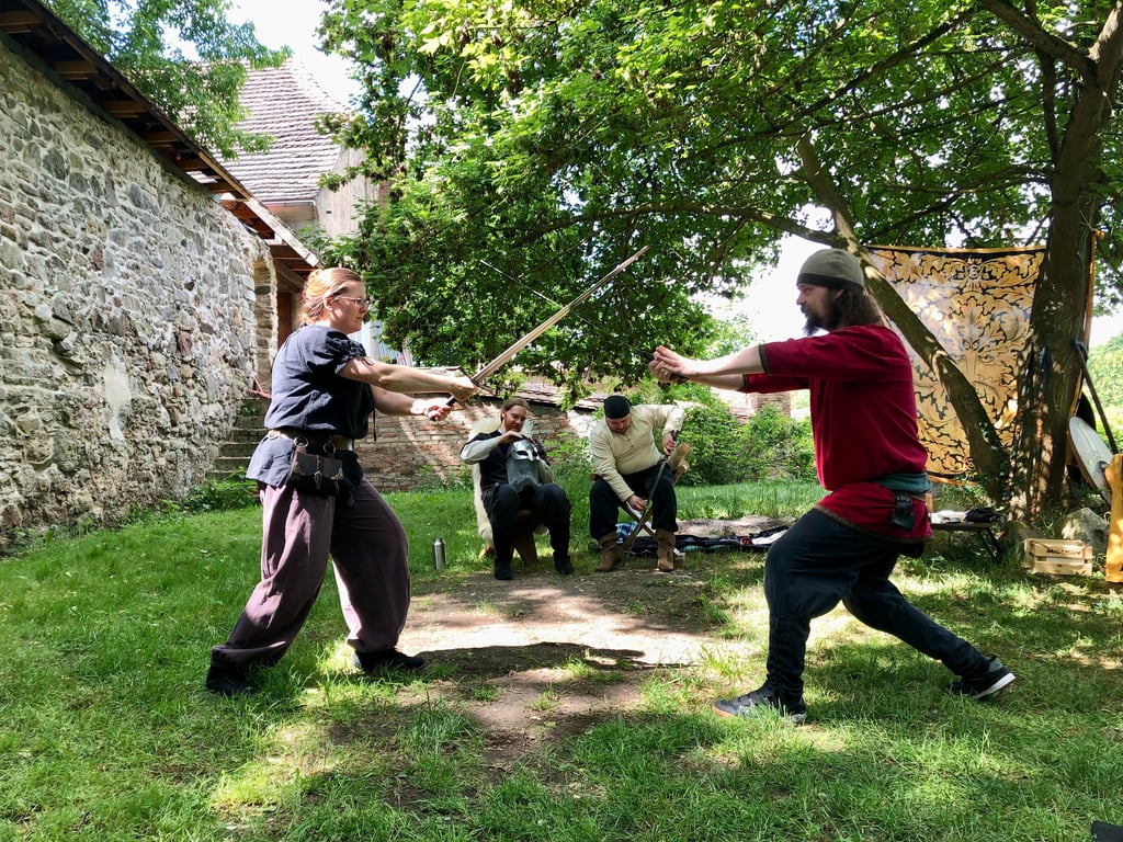 Die Bischofsburg in Burgliebenau zu Pfingstmontag: Zum Tag der offenen Schlösser zeigten die Fechter vom SV Rabe Merseburg ihr Können.