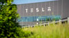 Der Schriftzug „Tesla“ steht an der Fassade eines Gebäudes der Tesla Gigafactory.