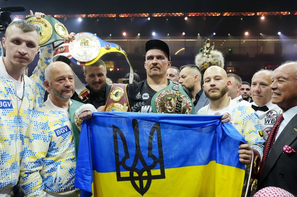Oleksandr Usyk (M) nach seinem Sieg im Schwergewichts-WM-Kampf gegen Tyson Fury in der Kingdom Arena.