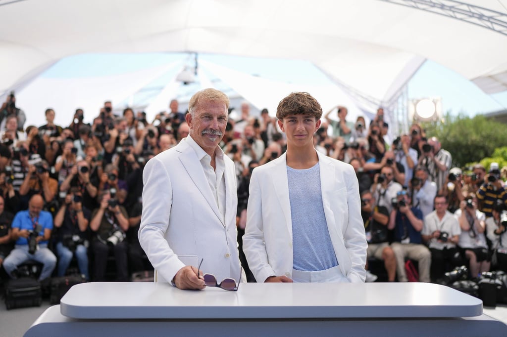Schauspieler Kevin Costner (l) und sein Sohn Hayes bei den 77. Internationalen Filmfestspielen in Cannes.