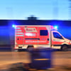 Ein Fahrzeug des Rettungsdienstes auf dem Weg zu einem Unfallort: Am Sonntagabend ist bei Raguhn-Jeßnitz ein junger Autofahrer schwer verletzt worden.