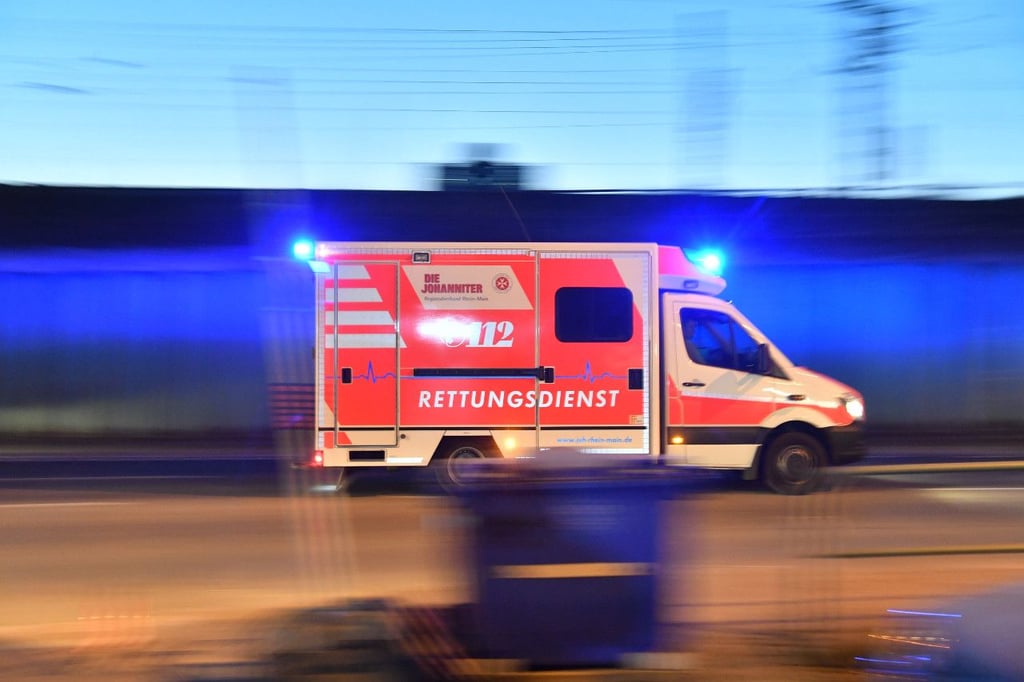 Ein Fahrzeug des Rettungsdienstes auf dem Weg zu einem Unfallort: Am Sonntagabend ist bei Raguhn-Jeßnitz ein junger Autofahrer schwer verletzt worden.
