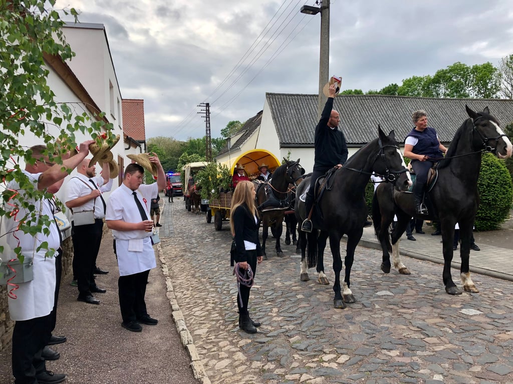 Pfingst-Umzug im Bad Lauchstädter Ortsteil Schotterey
