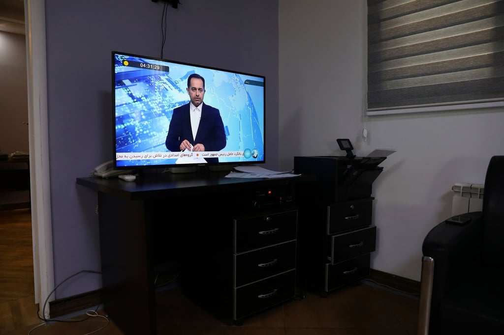 Ein Sprecher des iranischen Staatsfernsehens informiert über den Helikopterunfall.