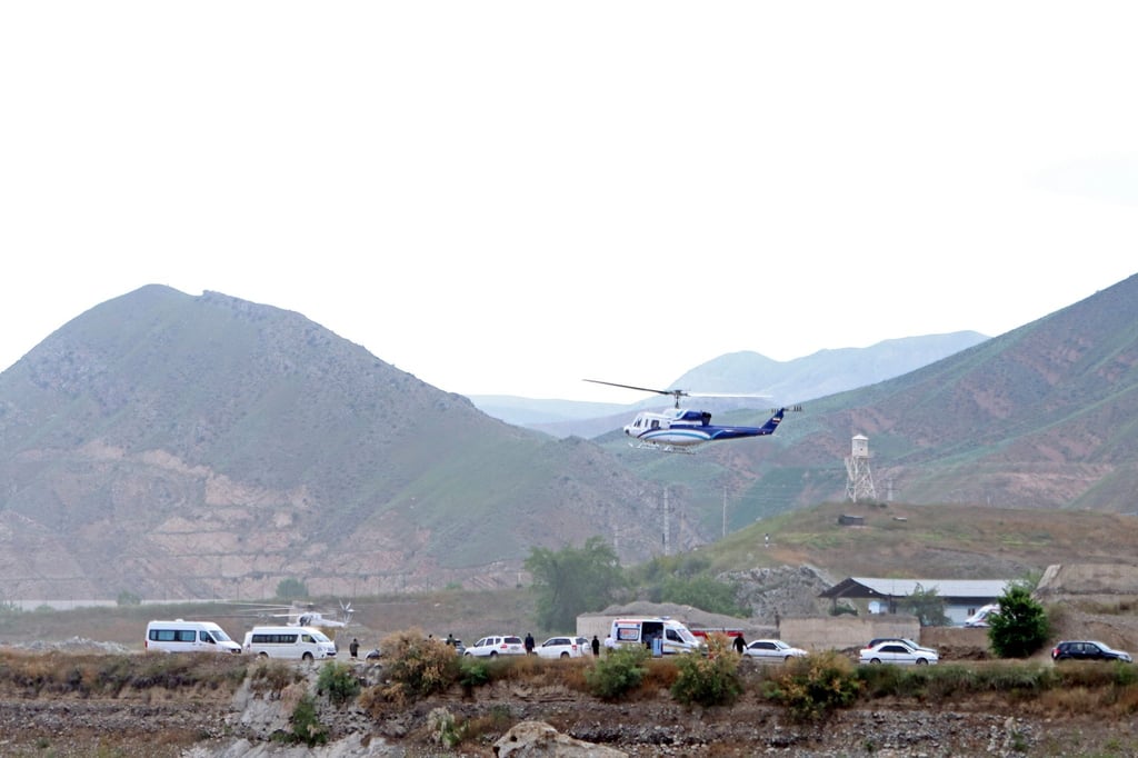 Nach der Eröffnung des Staudammes hebt der Hubschrauber mit dem iranischen Präsidenten Ebrahim Raisi an Bord ab.