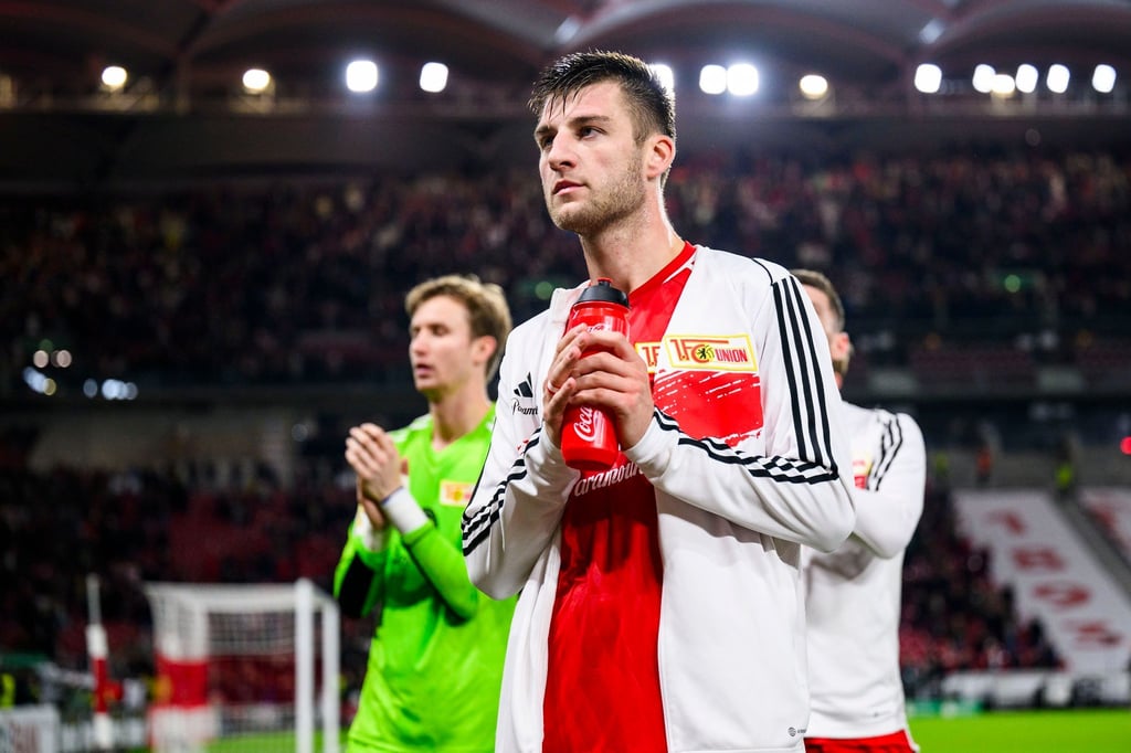 Union Berlins Robin Knoche reagiert nach dem Spiel unzufrieden.