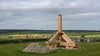 Ein neuer Mühlenbock für die 2022 vom Sturm zerstörte historische Bockwindmühle steht oberhalb des Dorfes Klettbach.