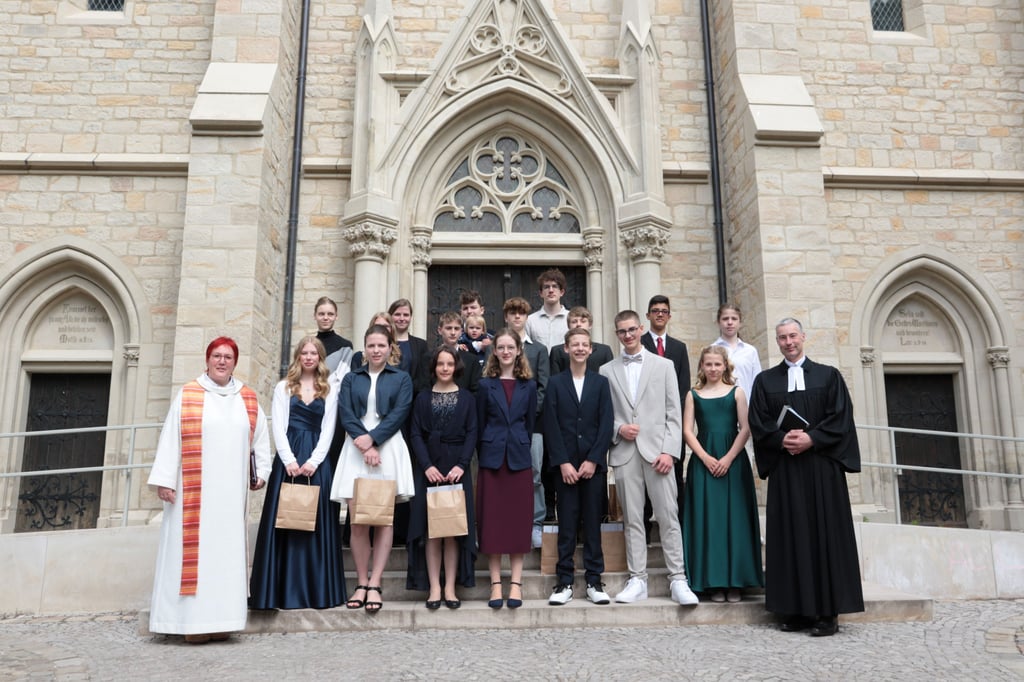 In St. Ambrosius feierten Carl, Cedric, Charlotte, Clara, Himal, Jakob, Jannes, Jaron, Johannes, Korbinian, Leonie, Martha, Tialda, Victoria und Wilhelmine ihre Konfirmation.