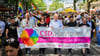Stephan Weil (3.v.r., SPD), Ministerpräsident Niedersachsen, und Belit Onay (2.v.l., Grüne), Oberbürgermeister Hannover, tragen beim Christopher Street Day (CSD) ein Banner mit der Aufschrift "CSD. Hannover - Demo für Menschenrechte".