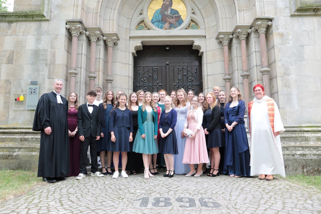 Roswitha Meißner (r.) und Björn Friebel leiteten die beiden Festgottesdienste an Pfingstsonntag. In der Pauluskirche feierten Aija, Amelie, Ava, Enie, Giuliano, Helene, Johanna, Laura, Leni, Lina, Lotta, Luise, Madita, Matilda, Paula, Pauline, Pia, Richard, Samuel, Sophie und Valerie ihre Konfirmation.