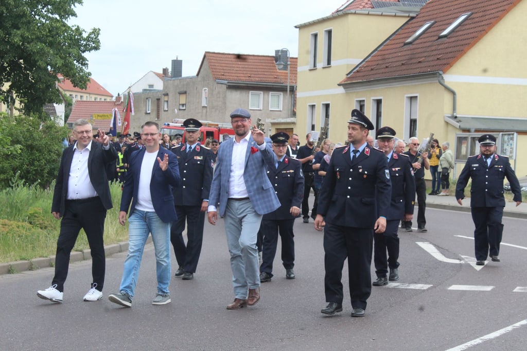 Beim Festumzug durch Eichenbarleben kam der Verkehr auf der Bundesstraße 1 kurzzeitig zum Erliegen. Viele Feuerwehren reihten sich ein.