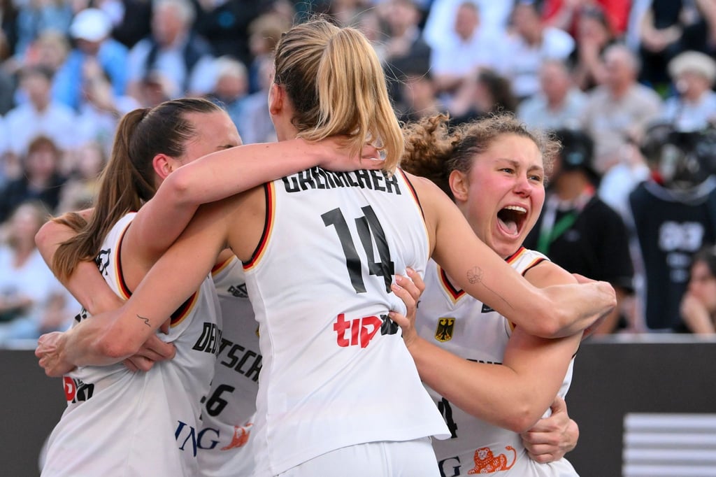 Die deutschen Spielerinnen feiern ihren 19:17-Sieg gegen Ungarn.