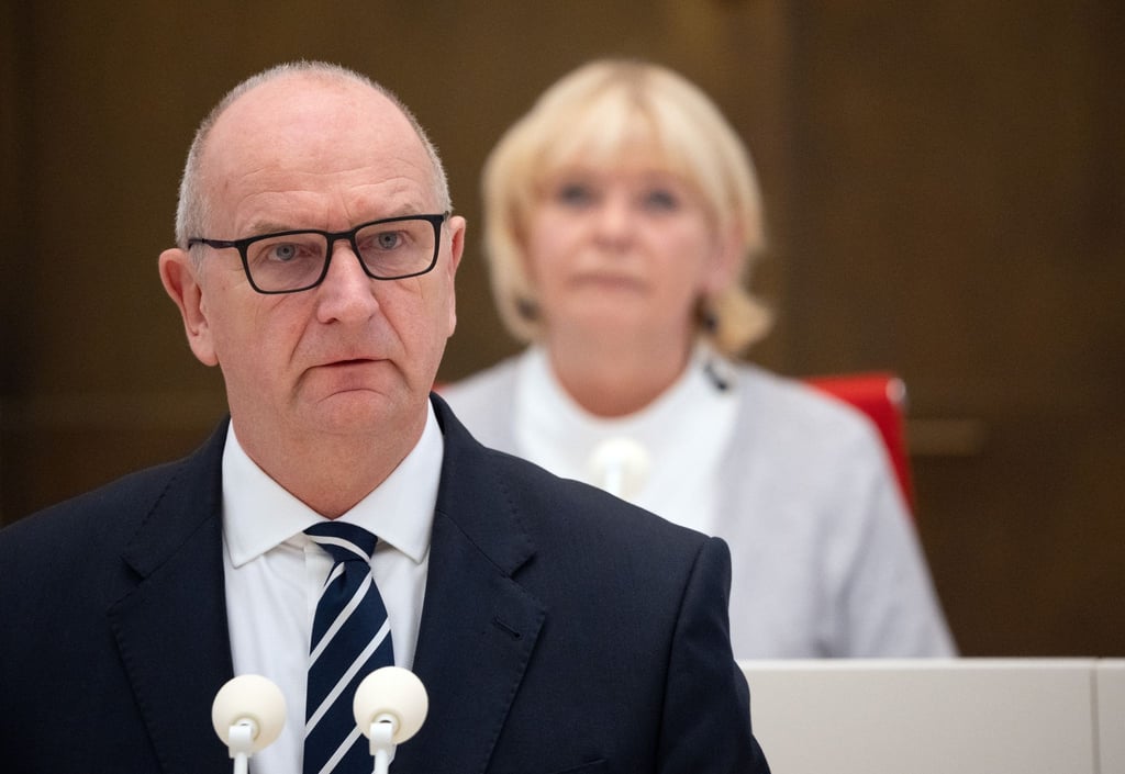 Dietmar Woidke (SPD), Ministerpräsident von Brandenburg. Hinter ihm sitzt Ulrike Liedtke, Präsidentin des Landtages.