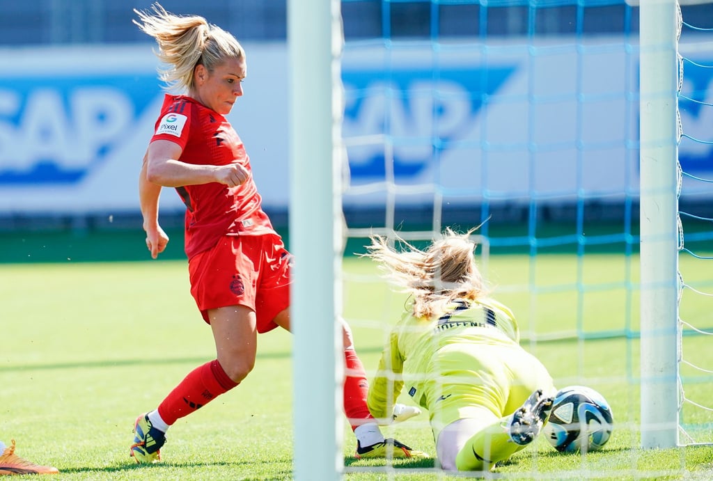 Münchens Linda Dallmann (l) schiesst an Hoffenheims Torfrau Laura Dick vorbei das Tor zum 2:1.
