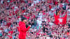 Liverpools Trainer Jürgen Klopp verabschiedet sich von den Fans nach dem Spiel.