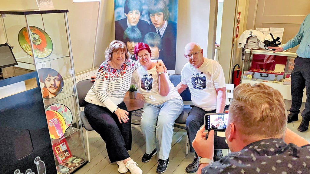 Zum Abschluss noch ein Foto: Freda Kelly (links) mit Angela Grigutsch und Bernd Schüler aus Frankfurt (Oder)
