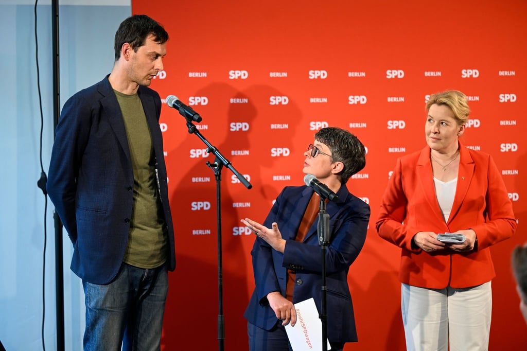 Martin Hikel (l-r) und Nicola Böcker-Giannini stehen bei der Verkündung des Ergebnisses der Stichwahl zum SPD-Parteivorsitz neben Franziska Giffey.