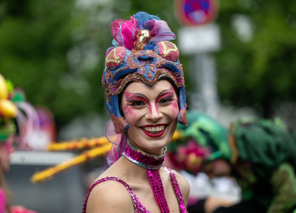 Eine Tänzerin beim 26. Karneval der Kulturen in Berlin.