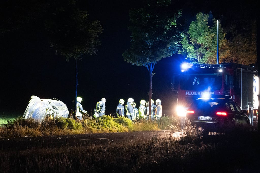 Das Fahrzeug überschlug sich und landete auf der Seite.
