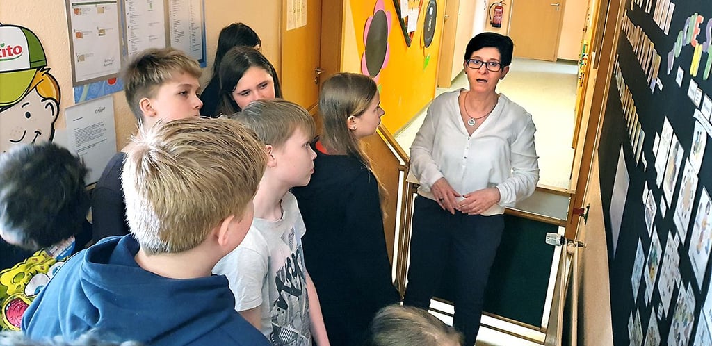 Leiterin Silke Bauer führte die „Rasenden Reporter“ durch die Kita „Benjamin Blümchen“, wobei sie einiges über den Alltag in der Einrichtung erfuhren.