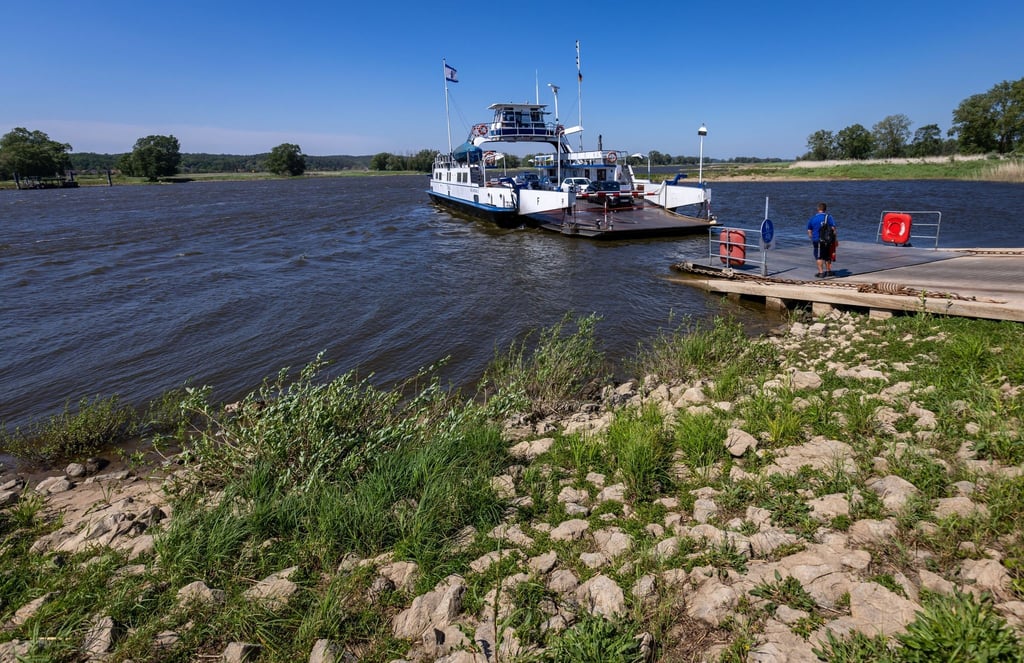 Das Fährschiff „Tanja“ setzt Fußgänger und Fahrzeuge über den früheren innerdeutschen Grenzfluss Elbe.