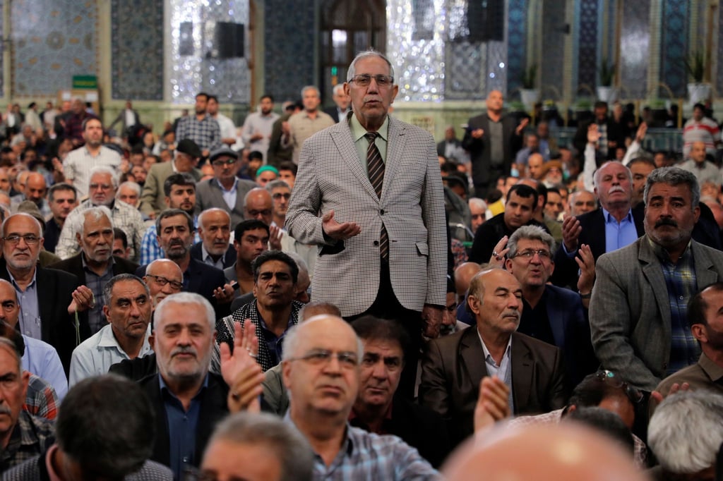 Zahlreiche Menschen beten für Präsident Ebrahim Raisi am Imam-Reza-Schrein in der Stadt Mashhad.