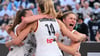 Die deutschen Spielerinnen feiern ihren 19:17-Sieg gegen Ungarn.