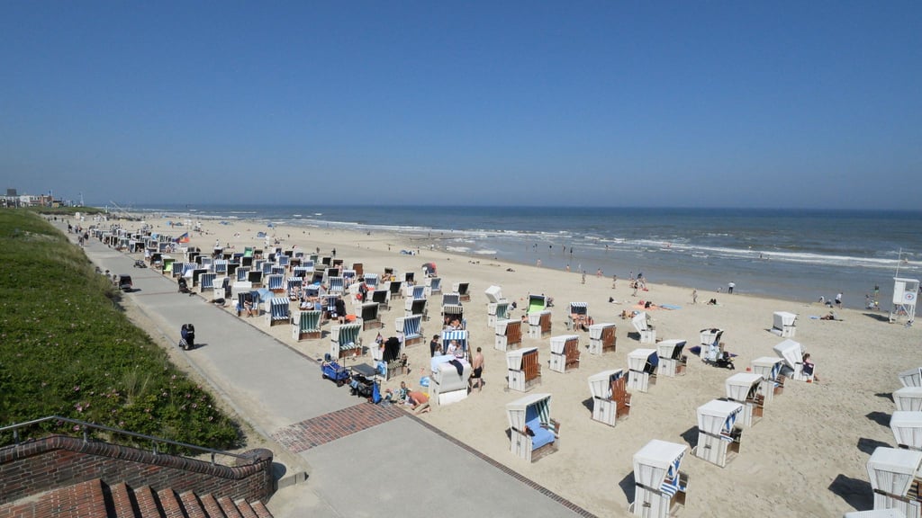 Bei Sonnenschein sind am Pfingstmontag zahlreiche Strandkörbe auf der Nordseeinsel belegt.