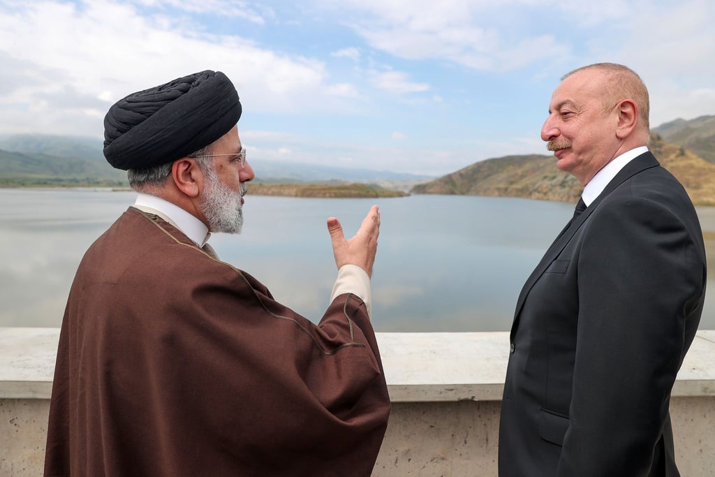 Der iranische Präsident Ebrahim Raisi (l) und sein aserbaidschanischer Amtskollege Ilham Aliyev bei der Einweihung des Staudamms von Qiz Qalasi an der iranisch-aserbaidschanischen Grenze.