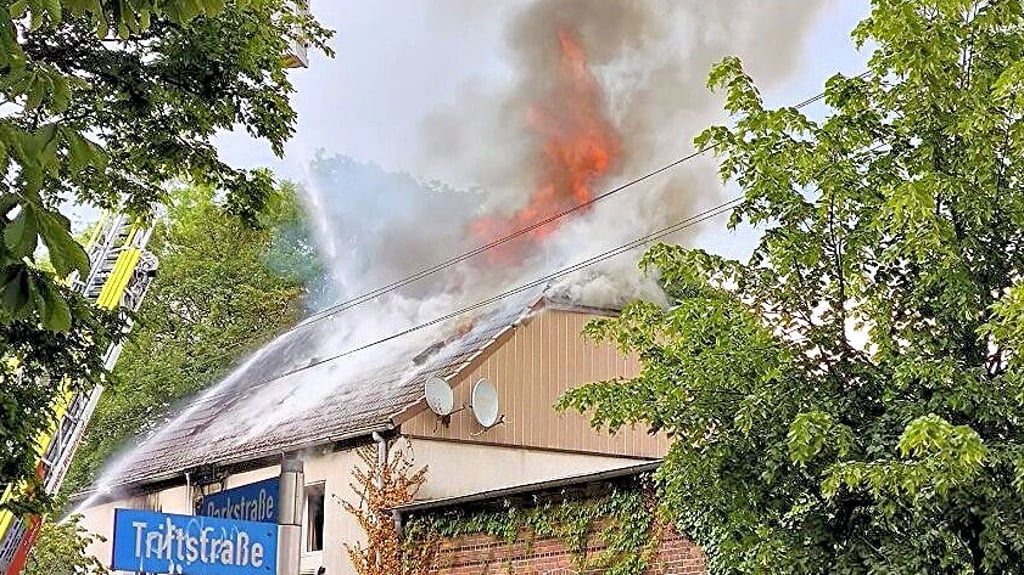 Flammen schlugen aus dem Dach des Hauses in der Parkstraße.