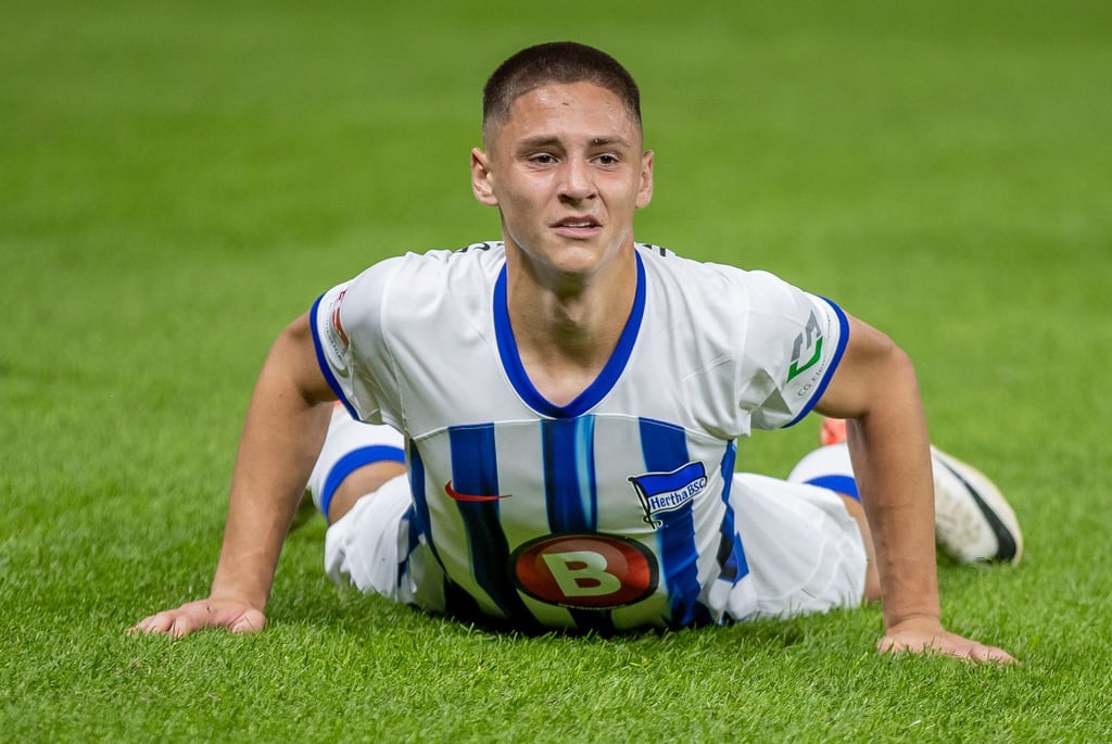 Bence Dardai von Hertha BSC liegt enttäuscht auf dem Rasen.
