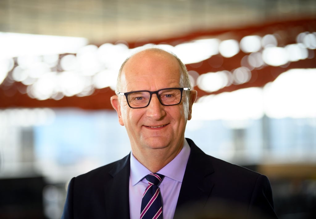 Dietmar Woidke (SPD), Ministerpräsident von Brandenburg, lächelt.