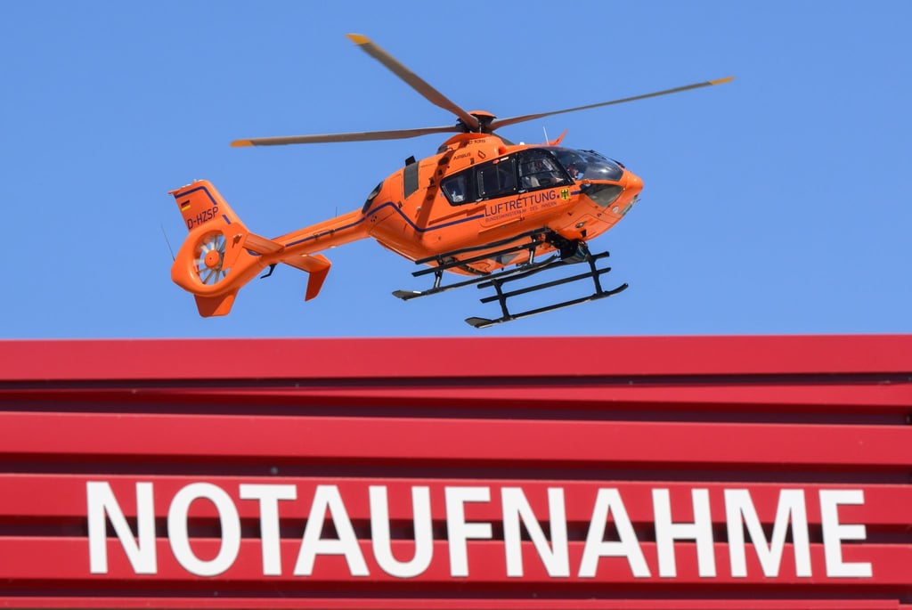 Ein Rettungshubschrauber der Luftrettung fliegt über der Notaufnahme der Medizinischen Hochschule Hannover MHH.
