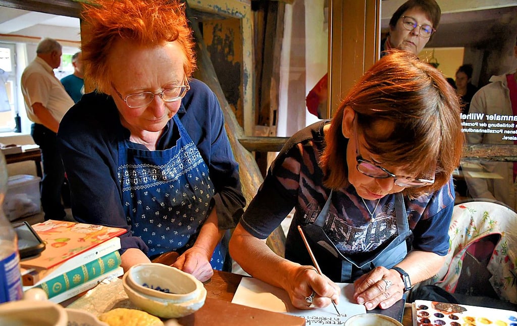 Porzellangestalterin Gudrun Gaube (links) und Besucherin Bärbel Schön.