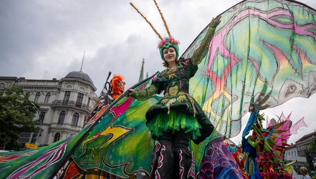 Tänzerinnen der Gruppe „Sapucaiu No Samba“ tanzt auf Stelzen bei der Parade zum 26. Karneval der Kulturen.