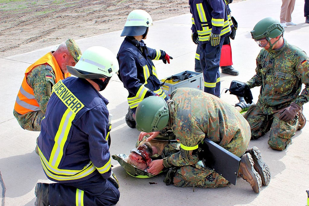 Zusammenarbeit als Übungsziel: Zivile und militärische Retter arbeiten an diesem Morgen Hand in Hand.