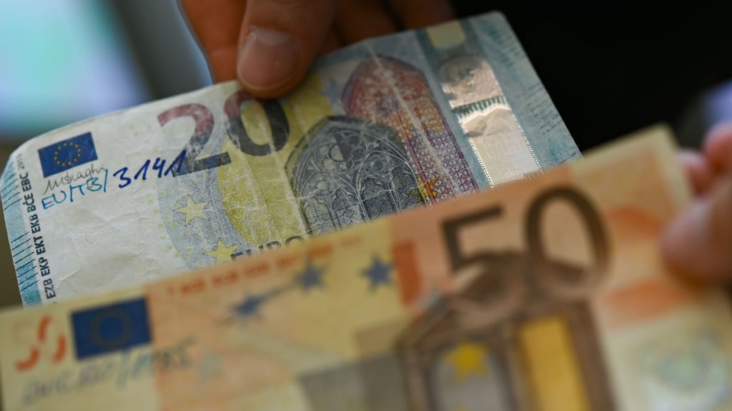 In Stendal hat ein 18-Jähriger versucht, mit Falschgeld an der Tankstelle Ware zu kaufen.