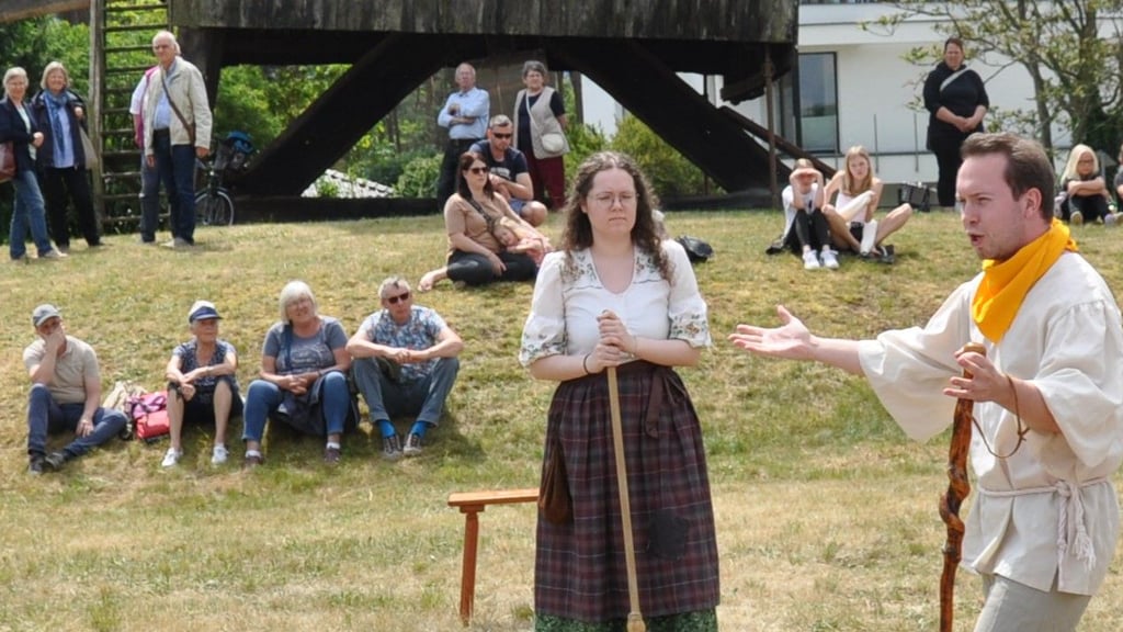 Das Genthiner Amateurtheater präsentierte an der Mützeler Mühle Theaterstücke des Dichters Hans Sachs.
