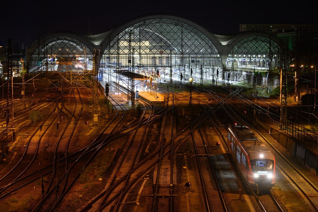 Ein Zug Deutschen Bahn (DB) steht am Hauptbahnhof Dresden auf einem Gleis.