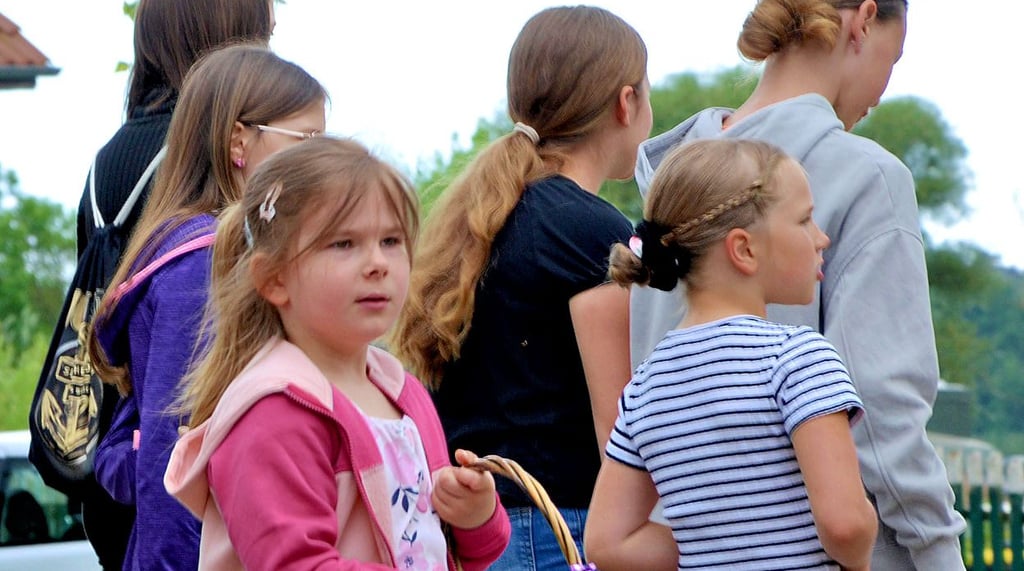 Die Kinder konnten für die Feier am Abend jede Menge Essen ergattern.