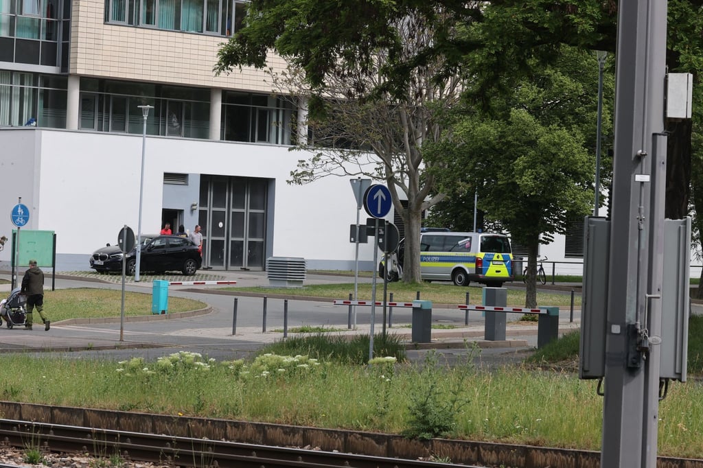 Ein Polizeifahrzeug steht vor dem Helios Klinikum.