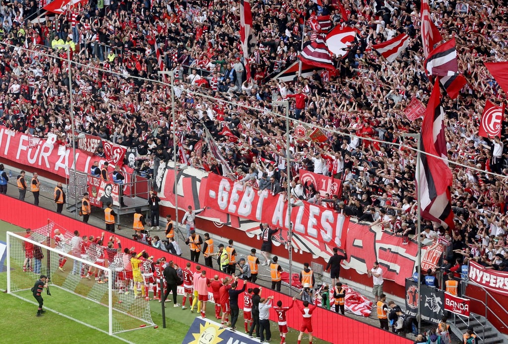 Die Düsseldorfer Mannschaft feiert mit ihren Fans: Die Fortuna kann mit Zuversicht ins Relegationsspiel gegen den VfL Bochum gehen.