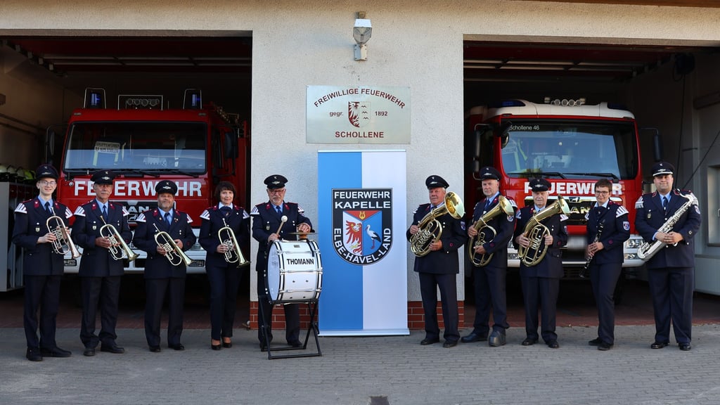 Die Feuerwehrkapelle Elbe-Havel-Land probt regelmäßig in Schollene. Die Mitglieder kommen aus der Verbandsgemeinde und aus Havelberg. Auftritte führen sie auch auf die westelbische Seite.