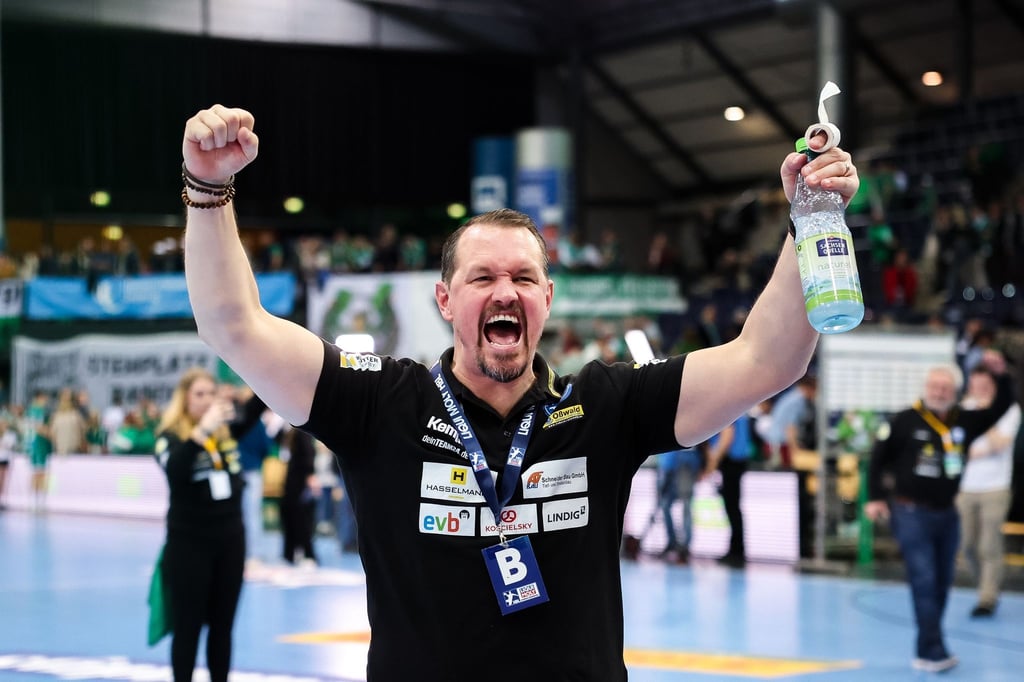 Eisenachs Trainer Misha Kaufmann jubelt nach dem Derbysieg.