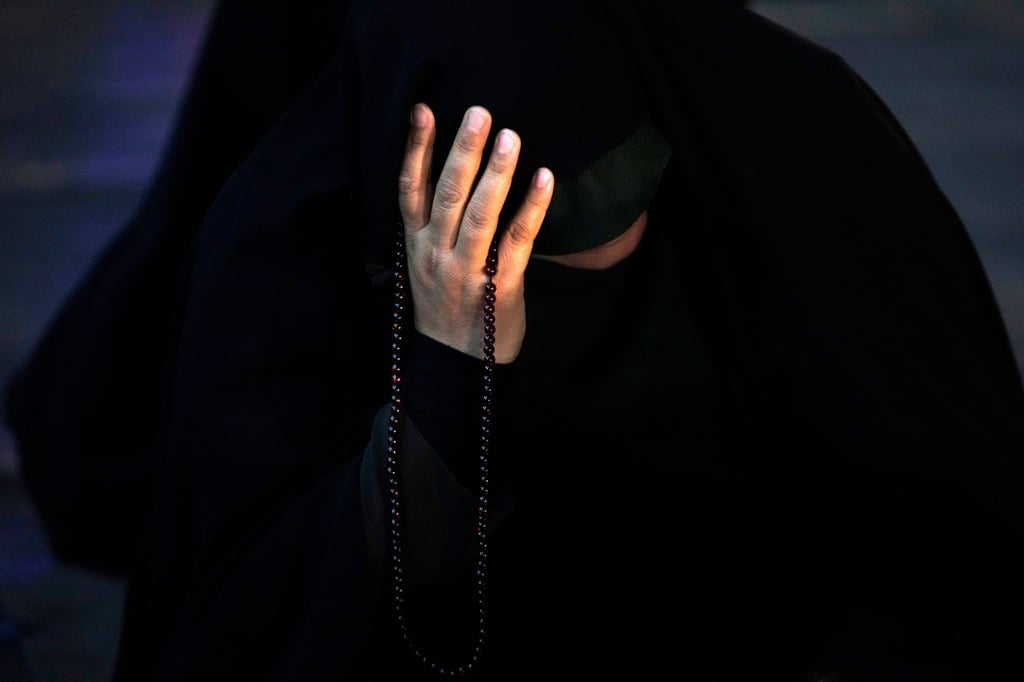 Eine iranische Frau betet für Präsident Ebrahim Raisi bei einer Zeremonie auf dem Vali-e-Asr-Platz im Zentrum von Teheran.