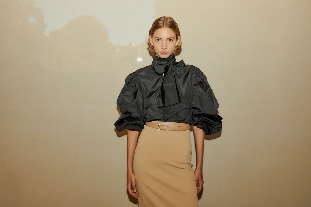 Angesagter Kontrast: Hellbraune Röcke lassen sich gut mit einem schwarzen Oberteil kombinieren, wie in diesem Beispiel von Max Mara (Bluse ca. 379 Euro, Rock ca. 269 Euro, Gürtel ca. 175 Euro).