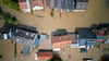 Bewohner im überschwemmten Kleinblittersdorf im Saarland mussten von der Feuerwehr mit Booten aus ihren Häusern gerettet werden.