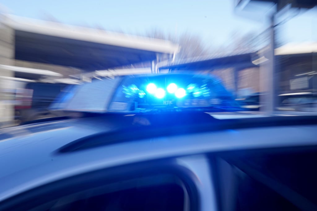 Blaulicht leuchtet an einem Einsatzfahrzeug.